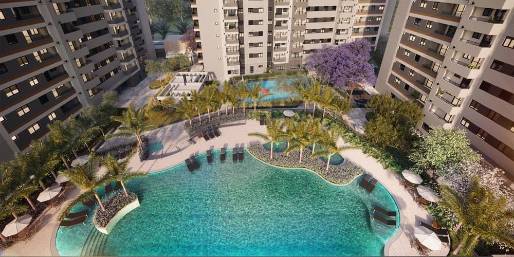 Vista aérea da piscina com deck e espreguiçadeiras entre as torres